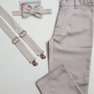Look Pajem Clássico: Calça de Sarja com Suspensório e Gravata Branca