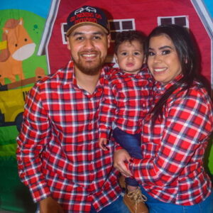 Conjunto Família Fazendinha: Camisas Xadrez para Pai, Mãe e Filho