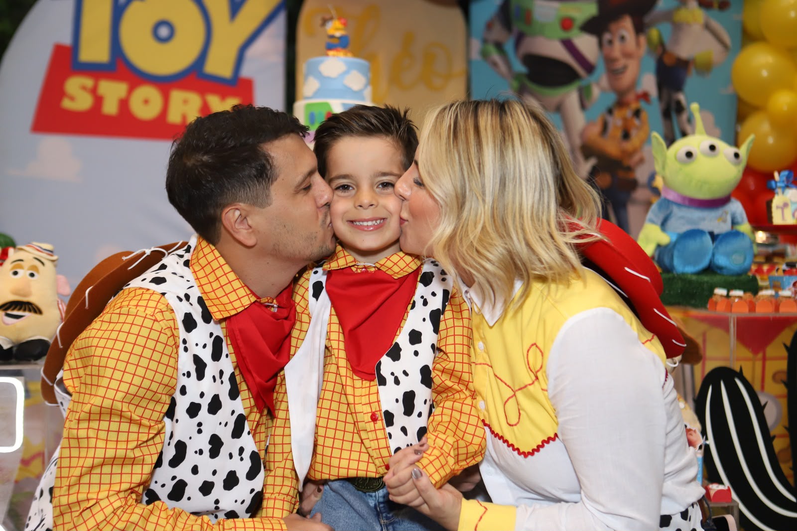Fantasia familia tema Woody Toy Story - Imagem 4