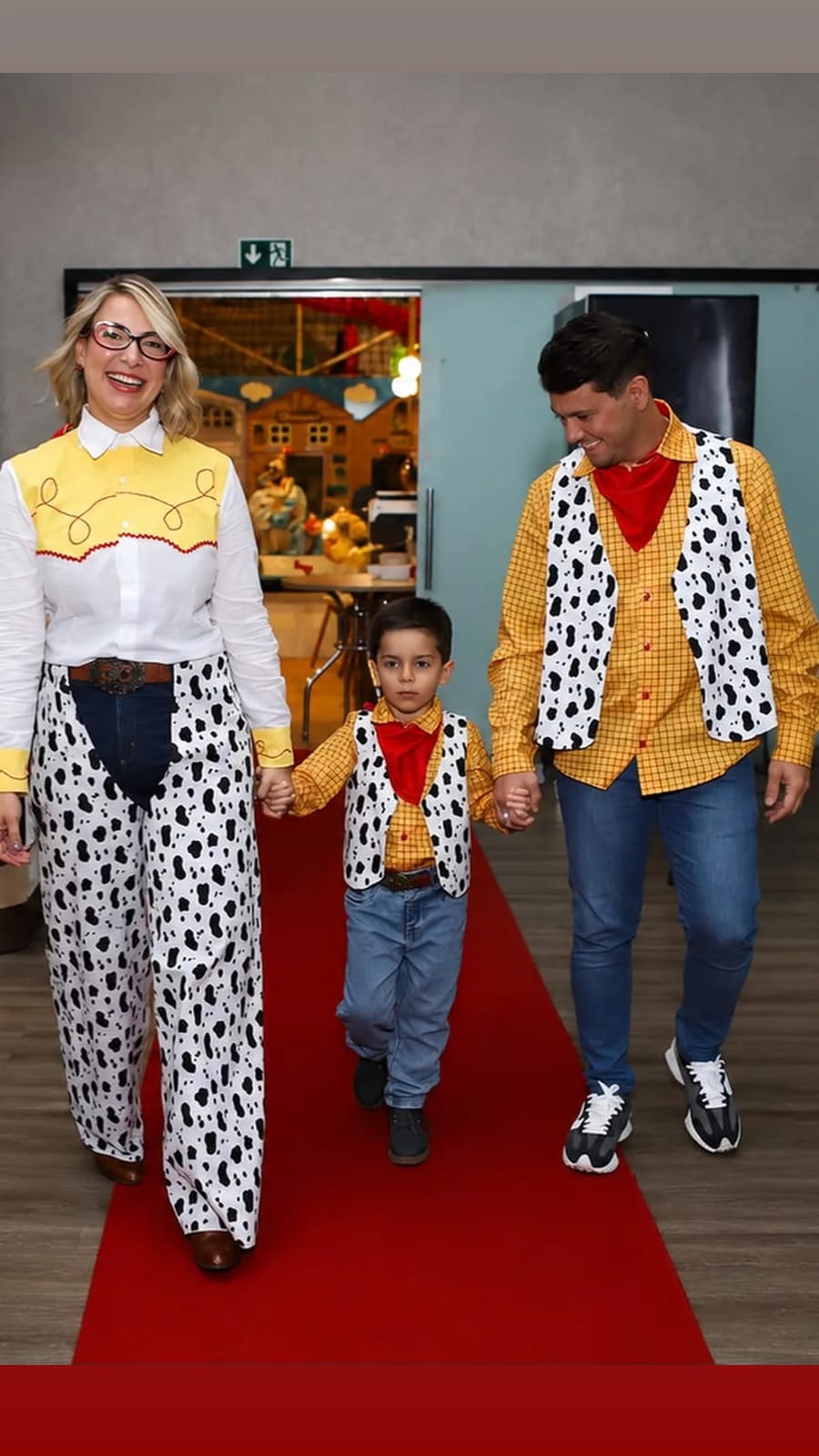 Fantasia familia tema Woody Toy Story - Imagem 2